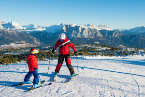 Urlaub mit Skischule - am Ritten lernen die Kleinsten und auch die Großen auf den Skiern zu fahren!