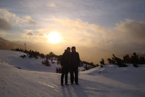 Genießen Sie einen romantischen Spaziergang durch die faszinierende Winterlandschaft.