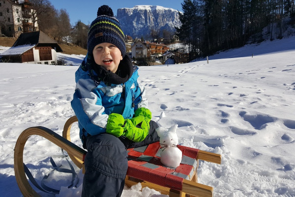Schneespass pur - Ihre Kinder erfreuen sich bei einer Schneeballschlacht oder einer lustigen Schlittenfahrt am Hof.