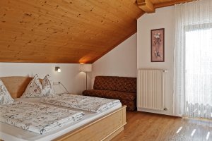 Camera soleggiata e accogliente con comodo letto matrimoniale – perfetta per rilassarsi.