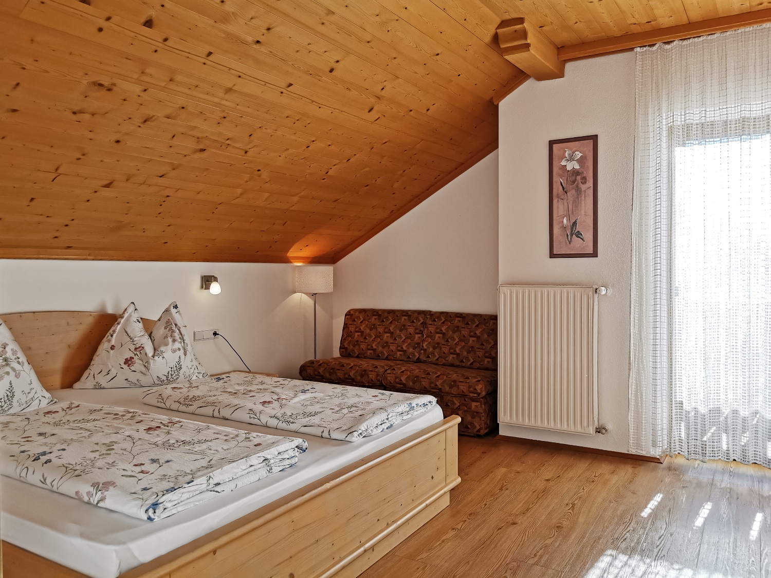 Camera soleggiata e accogliente con comodo letto matrimoniale – perfetta per rilassarsi.