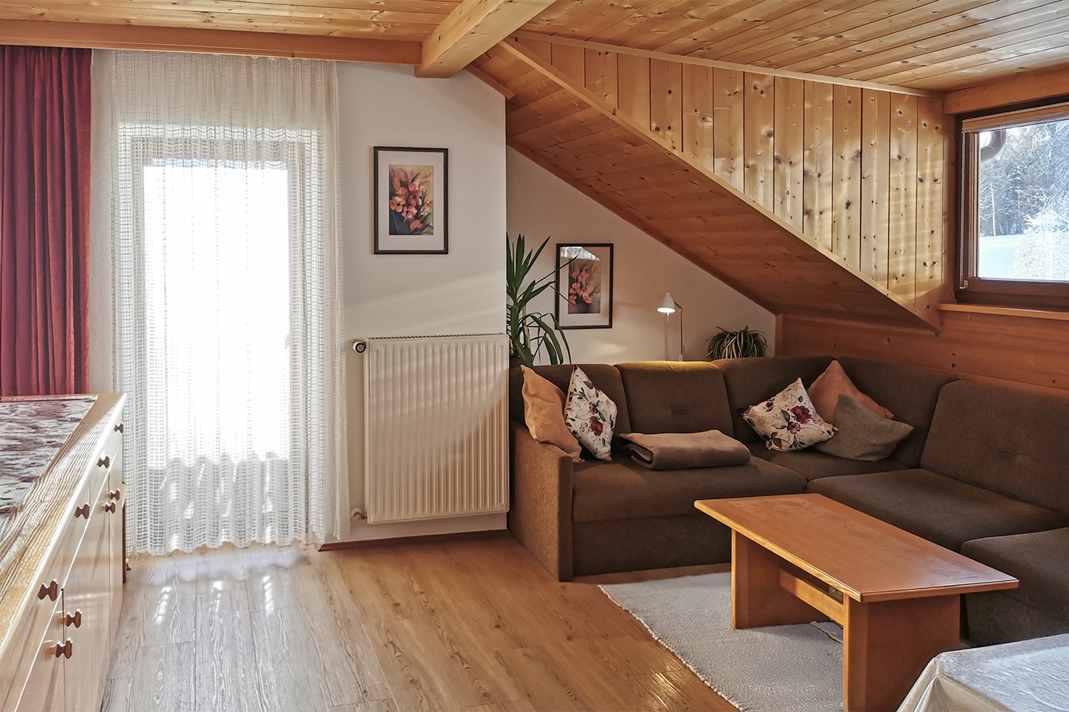 Soggiorno luminoso con divano accogliente e grande tavolo fino a 10 persone.