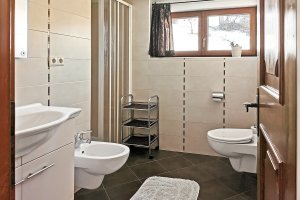 Bagno chiaro e moderno con doccia rinfrescante.