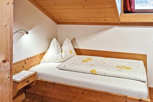 Camera luminosa e accogliente con due letti singoli – ideale per amici o famiglie.