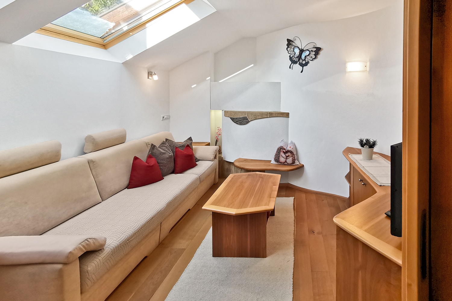 Soggiorno accogliente con caratteristica stufa in maiolica – il luogo ideale per rilassarsi.