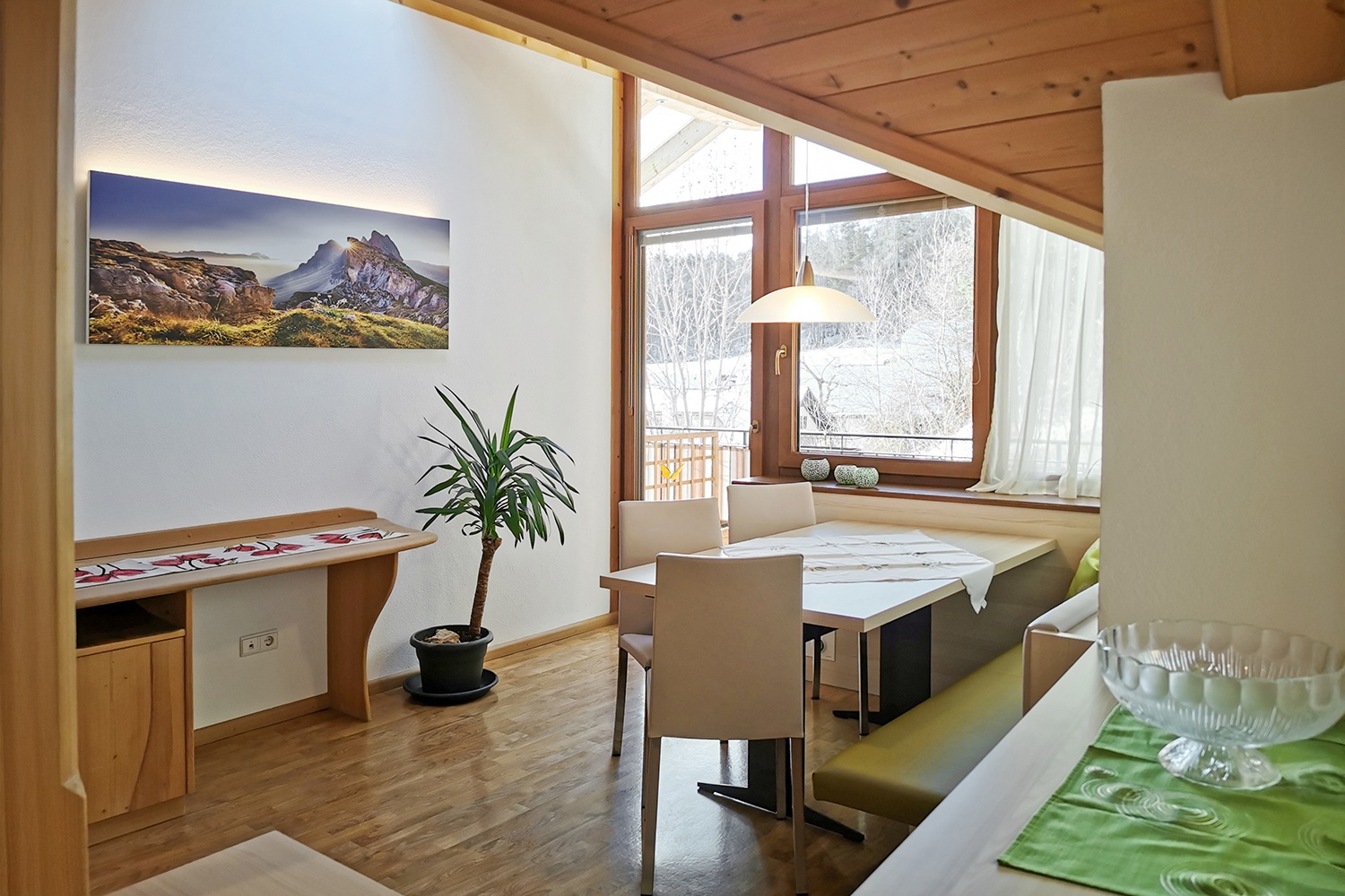 Angolo accogliente davanti alla finestra luminosa – per stare insieme e sentirsi a proprio agio.