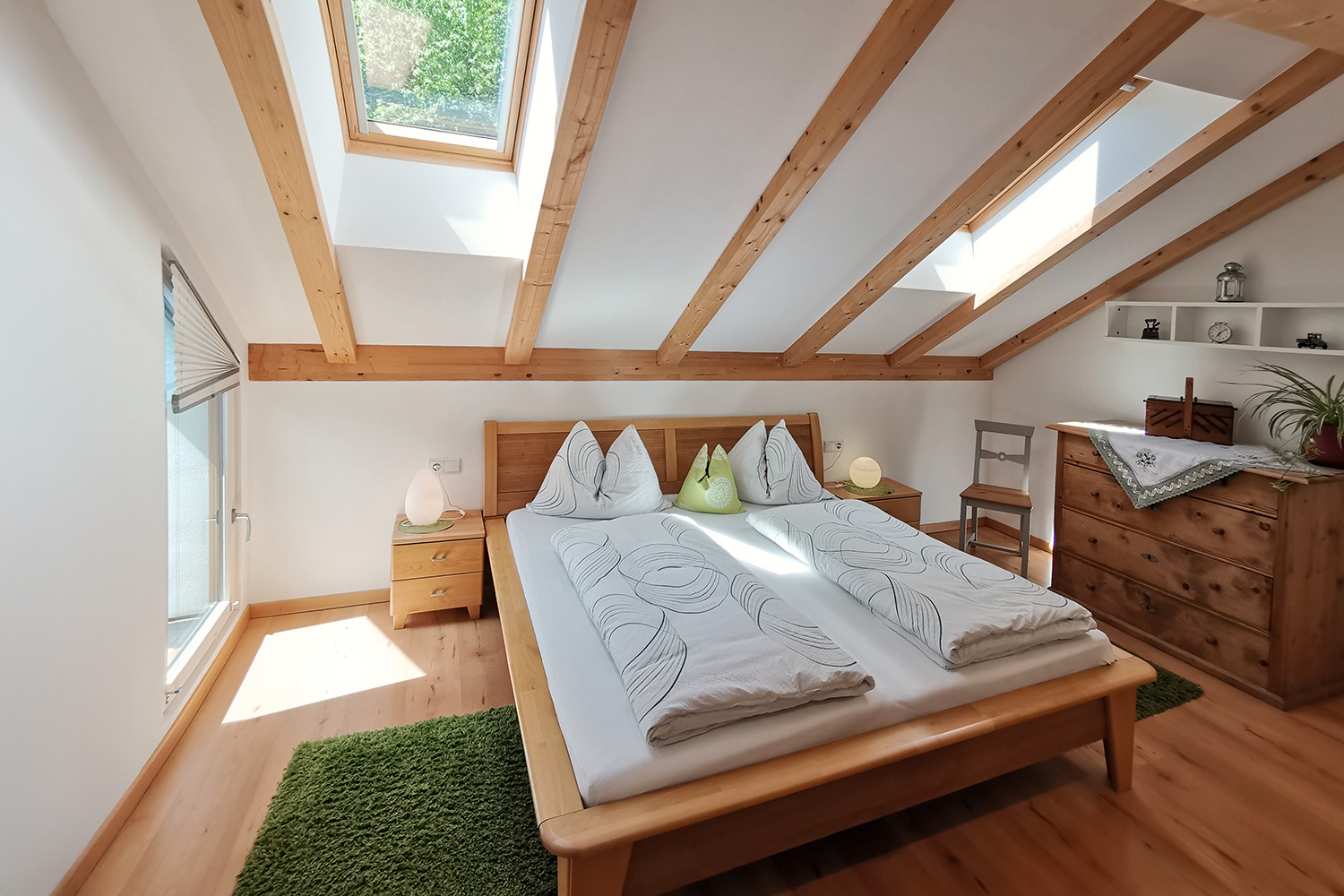 Camera da letto accogliente con un comodo letto matrimoniale, ideale per rilassarsi e dormire. Colori chiari e atmosfera tranquilla garantiscono notti rigeneranti.
