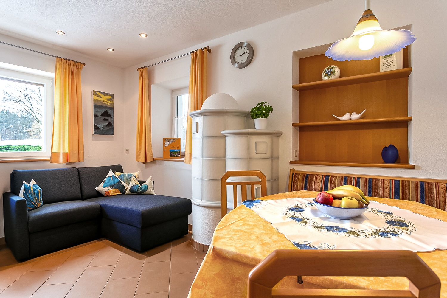 Cucina-soggiorno con accogliente stufa a maiolica riscaldata.