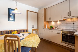 Cucina completamente attrezzata – tutto il necessario per cucinare e gustare i pasti.