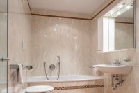 Geräumiges Badezimmer mit Dusche und Badewanne