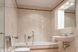 Geräumiges Badezimmer mit Dusche und Badewanne