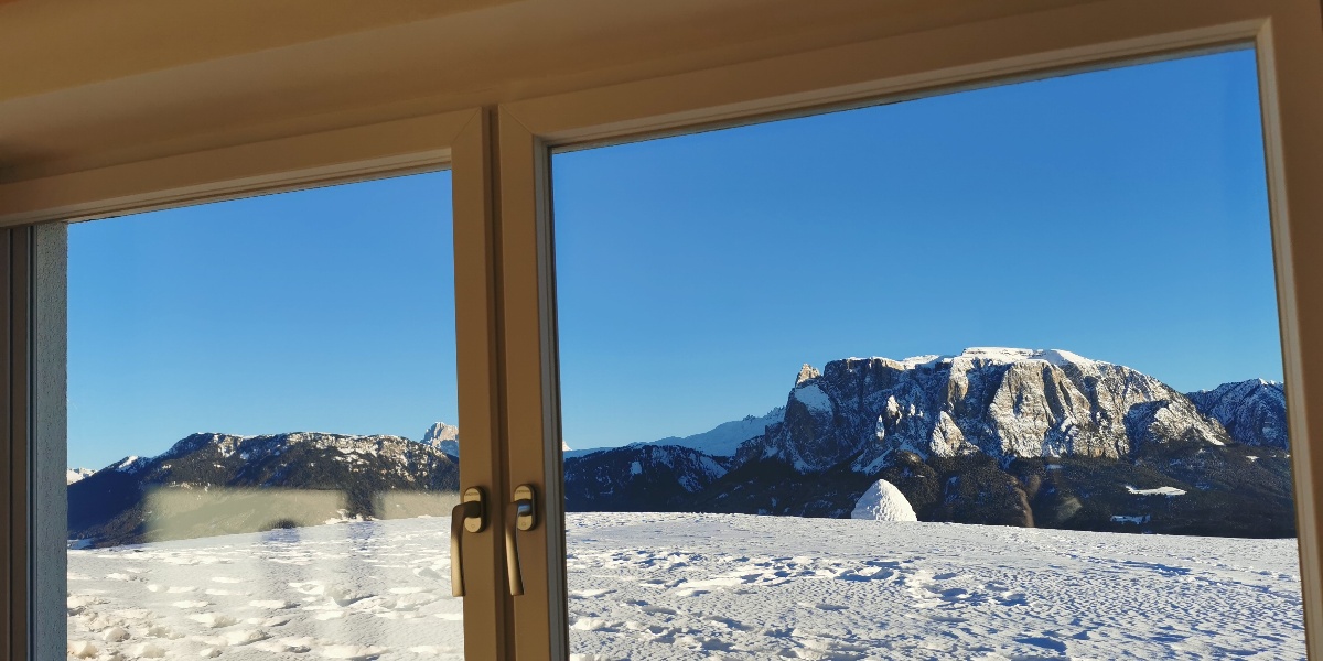 Ausblick auf den Schlern - den Hausberg von Südtirol. Von unseren Ferienwohnungen haben Sie einen tollen Ausblick auf die Dolomiten.