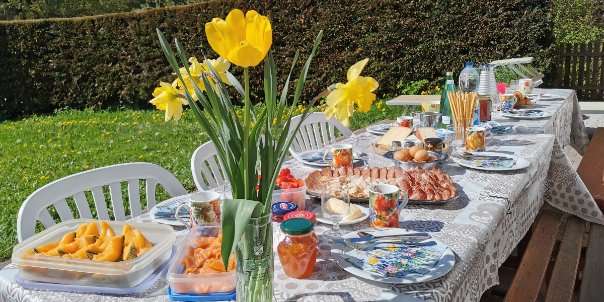 Brunchen am Bauernhof. Vor der Ferienwohnung gemütlich mit der ganzen Familie zusammensitzen und bei Sonnenschein das Frühstück einnehmen. 