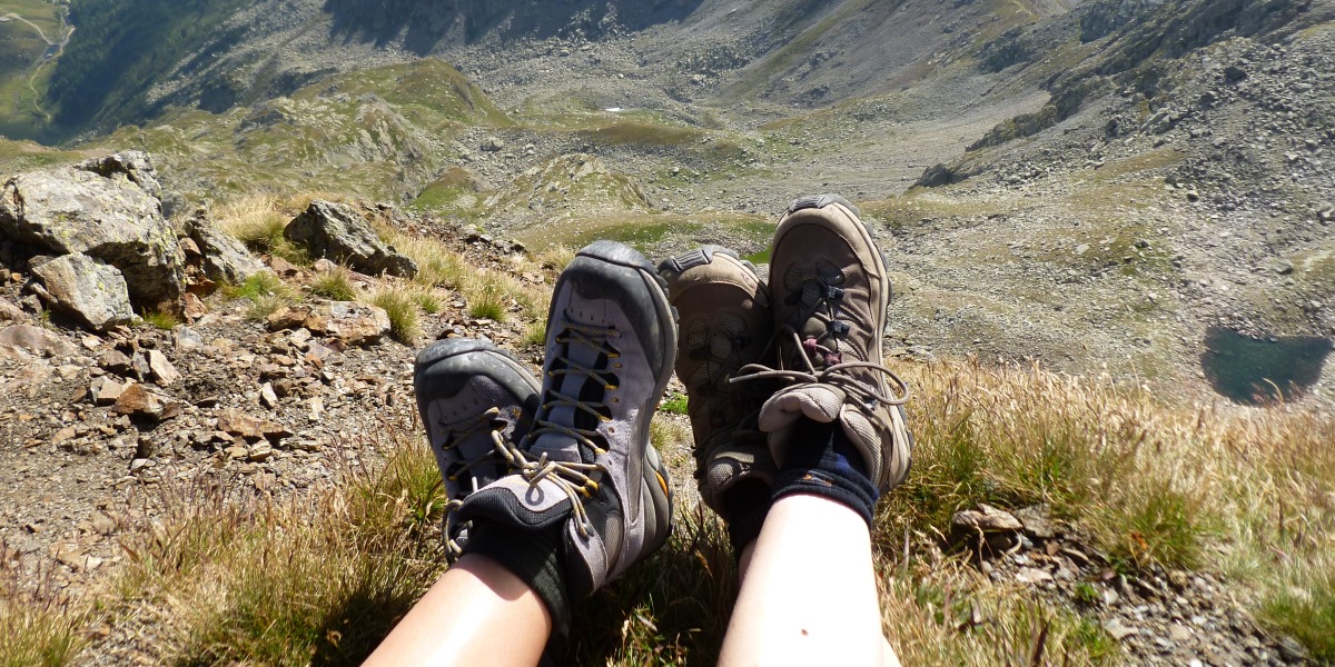 Am Berggipfel entspannen und die wundervolle Aussicht genießen.