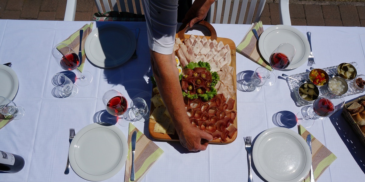 Gemischte Platte mit würzigen Speck, Kaminwurzen, Käse und vieles mehr. Bäuerin Margit verwöhnt Sie gerne.