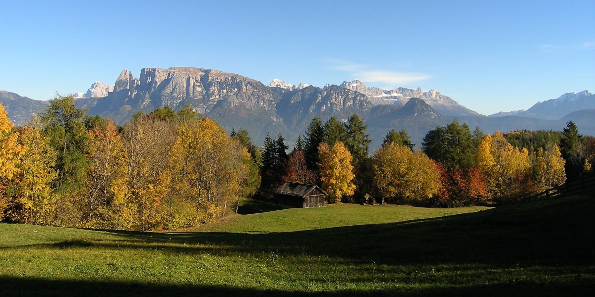 Eine Wanderung im Herbst durch die Südtiroler Landschaft.
