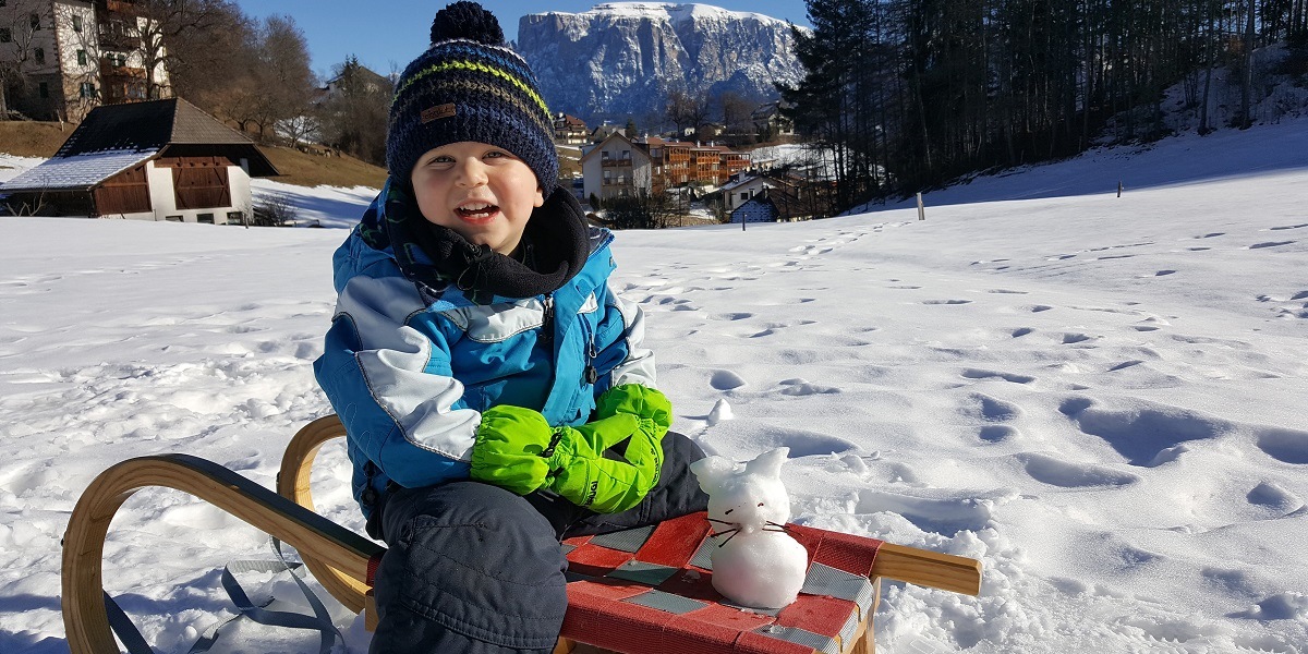 Im Schnee spielen und die Sonnenstrahlen genießen.