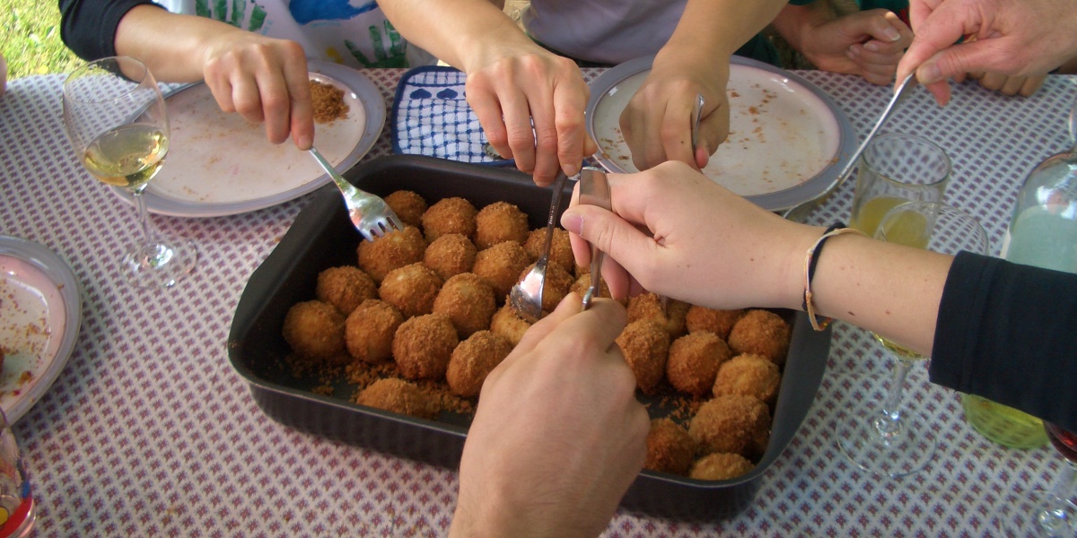 Gemeinsames Zusammensitzen bei Sonnenschein und Zwetschgenknödel naschen