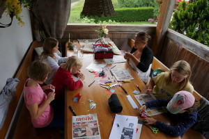 Crafting afternoon with our little guests.