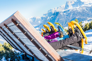 Schneeschuhwandern mit Ausblick auf die Dolomiten.