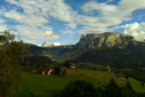 Das Dörfchen Maria Saal mit dem Schlern im Hintergrund