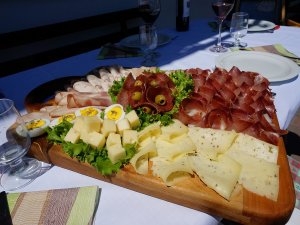 Bei einer Bauernmarende den Tag ausklingen lassen. Bäuerin Margit verzaubert Sie mit Ihren Speckplattenkreationen.