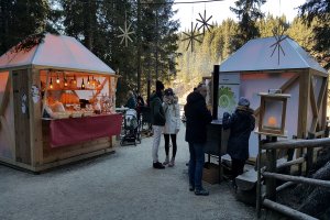 Für das leibliche Wohl sorgen die verschiedenen Ständchen entlang des Karersees.