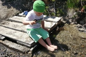 Barfuß im Wasser spielen