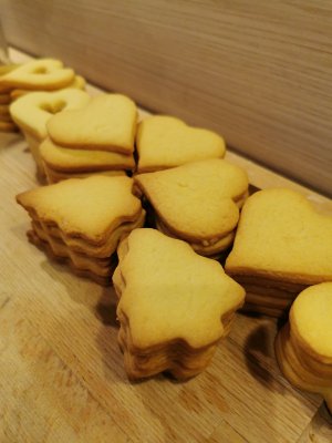 Jetzt noch mit leckerer Moosbacher Aprikosenmarmelade füllen und fertig sind die Spitzbuam!