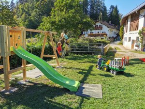 Unser Spielplatz lädt zum Spielen und Toben ein.