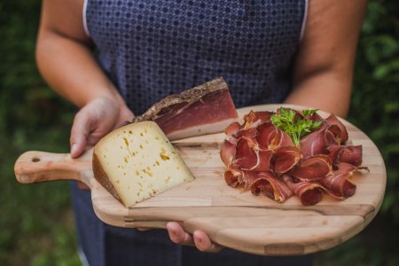 Urlaub vom Feinstein - hausgemachter Speck und würziger Käse verfeinern den Start in den Tag.