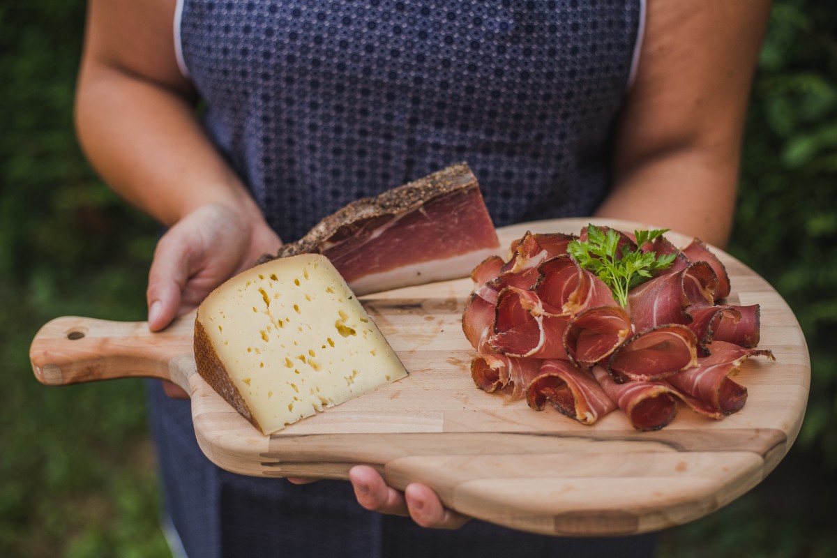 Urlaub vom Feinstein - hausgemachter Speck und würziger Käse verfeinern den Start in den Tag.