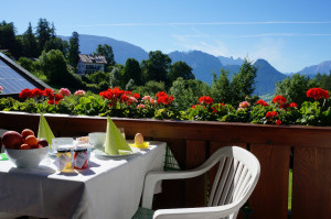 Frühstück mit Aussicht auf das Weltnaturerbe Dolomiten. Unsere Appartements bieten einen wunderbaren Blick auf die Bergwelt Südtirols.